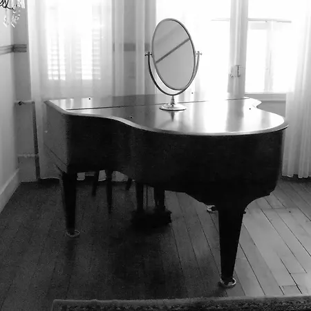 Chateau Mesny Bed & Breakfast