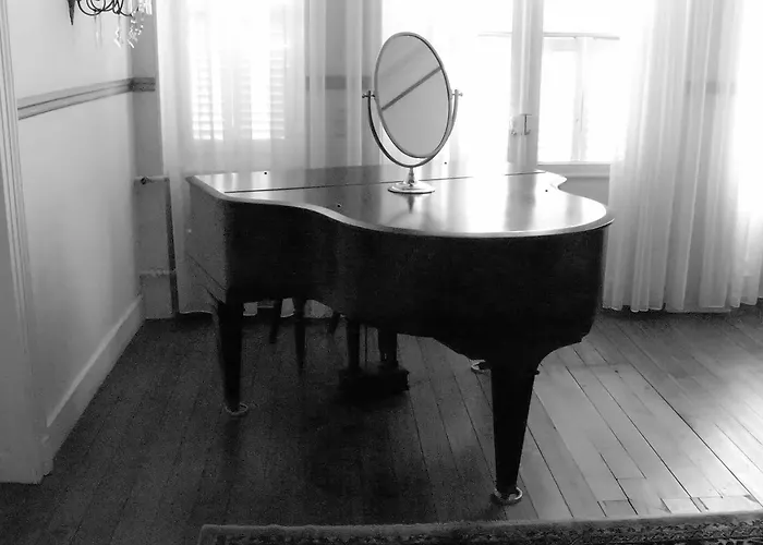 Chateau Mesny Bed & Breakfast